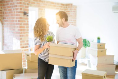 Orta yaş Senior çift yeni bir eve hareket, karton boks tutuyordum mutlu aşık Apartmant ile