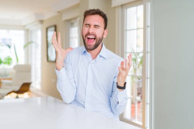 Yakışıklı iş adamı deli ve silah ile başarı için deli kutluyor kaldırdı ve heyecanlı çığlık gözler kapalı. Kazanan kavramı