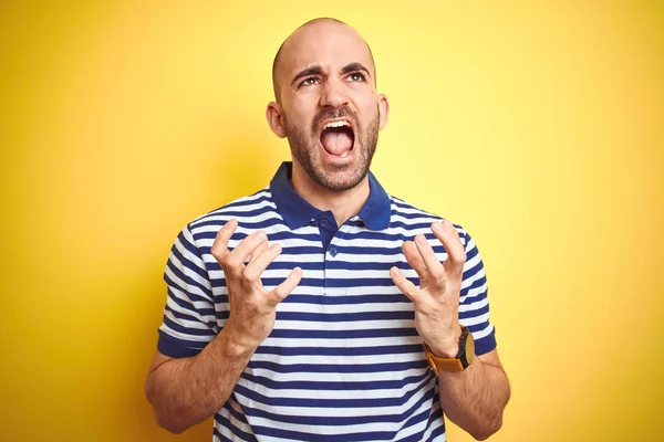 노란색 소리와 공격적인 표정과 캐주얼 스트라이프 티셔츠를 수염을 대머리 — 스톡 사진