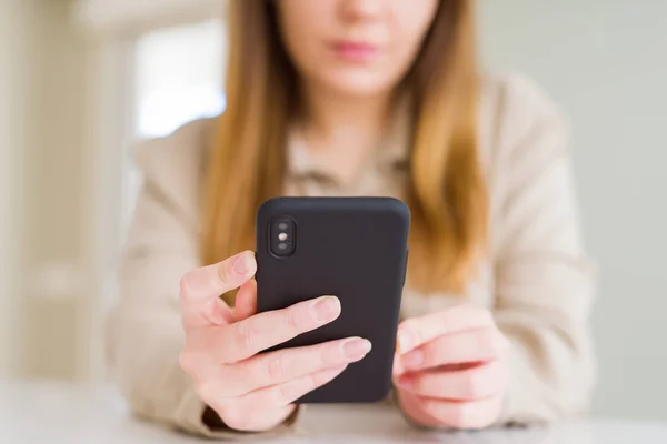 Nahaufnahme einer Frau mit Smartphone — Stockfoto