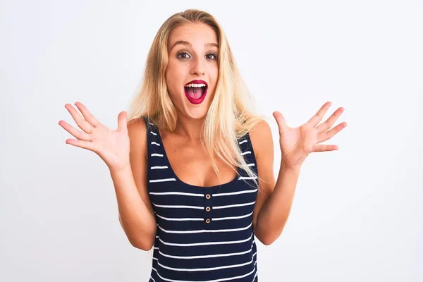 Jovem Mulher Bonita Vestindo Shirt Listrada Casual Sobre Fundo Branco — Fotografia de Stock