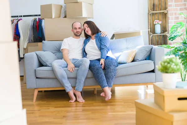 Pareja Joven Sentada Sofá Arround Cajas Cartón Que Trasladan Una — Foto de Stock