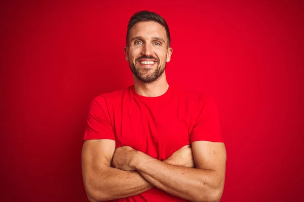 Joven Hombre Guapo Con Camiseta Casual Sobre Fondo Rojo Aislado — Foto de Stock