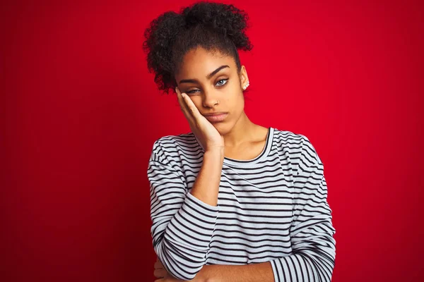 Mujer Afroamericana Vistiendo Camiseta Rayas Navy Pie Sobre Fondo Rojo —  Fotos de Stock