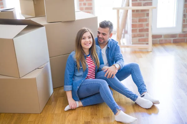 Junges Schönes Verliebtes Paar Zieht Ein Neues Zuhause Sitzt Auf — Stockfoto