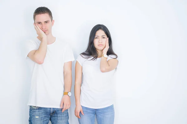 Unga Vackra Par Bär Casual Shirt Stående Över Isolerad Vit — Stockfoto