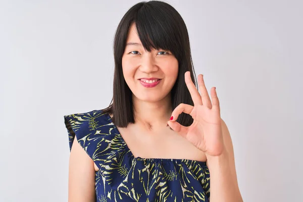 Jovem Mulher Chinesa Bonita Vestindo Verão Floral Shirt Sobre Isolado — Fotografia de Stock