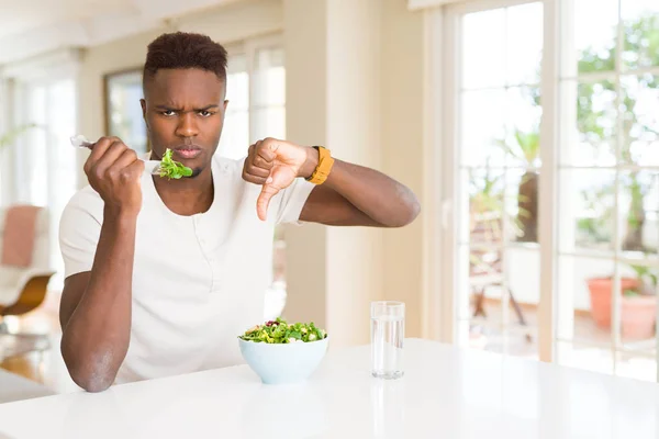 Αφρικανός Αμερικανός Άνθρωπος Τρώγοντας Φρέσκια Υγιεινή Σαλάτα Θυμωμένο Πρόσωπο Αρνητικό — Φωτογραφία Αρχείου