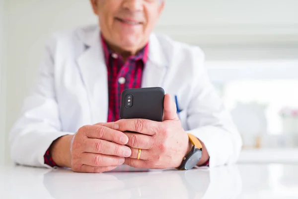 Primer Plano Las Manos Del Médico Utilizando Teléfono Inteligente Clínica —  Fotos de Stock