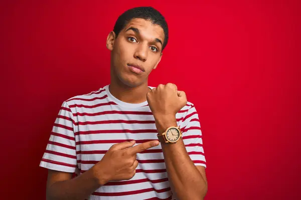 Jovem Bonito Árabe Homem Vestindo Listrado Shirt Sobre Isolado Vermelho — Fotografia de Stock