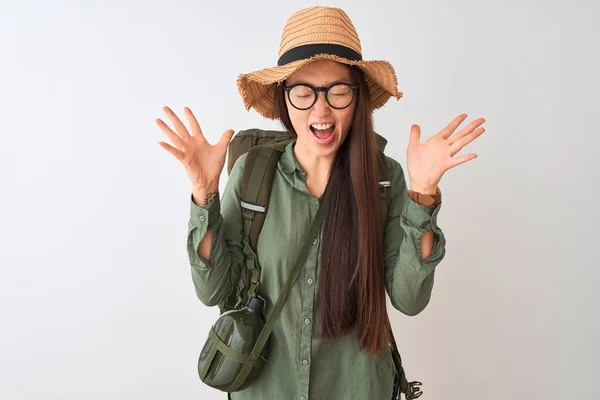 Chinesische Wanderin Mit Kantinenmütze Und Brillenrucksack Vor Isoliertem Weißem Hintergrund — Stockfoto
