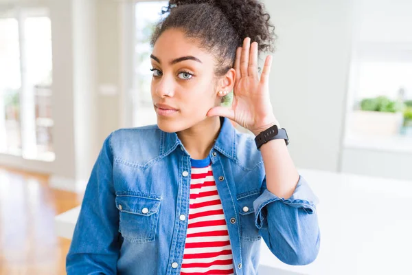 美丽的年轻非洲美国女人与非洲头发休闲粗斜纹棉布夹克微笑着在耳朵听一个听证会或流言蜚语 耳聋概念 — 图库照片