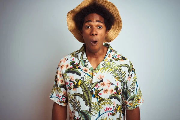 Hombre Afroamericano Vacaciones Vistiendo Camisa Verano Sombrero Sobre Fondo Blanco — Foto de Stock