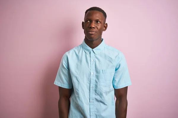 Afro Américain Portant Chemise Décontractée Bleue Debout Sur Fond Rose — Photo