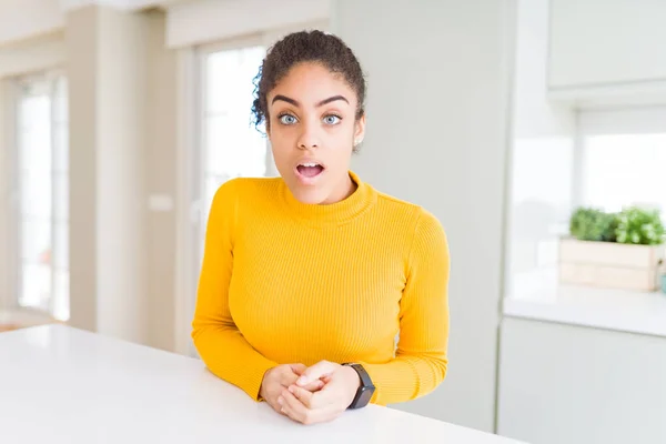 Jovem Mulher Americana Africana Bonita Com Cabelo Afro Com Medo — Fotografia de Stock