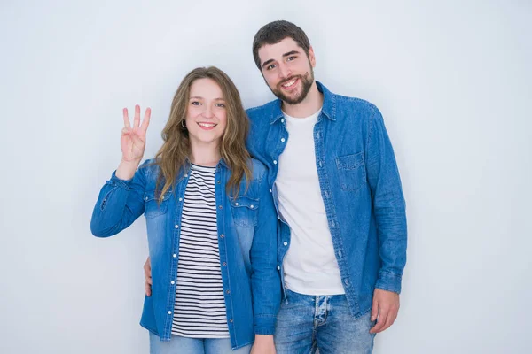 Jovem Belo Casal Juntos Sobre Fundo Isolado Branco Mostrando Apontando — Fotografia de Stock