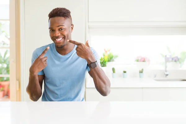 Bel Homme Afro Américain Portant Shirt Décontracté Maison Souriant Avec — Photo