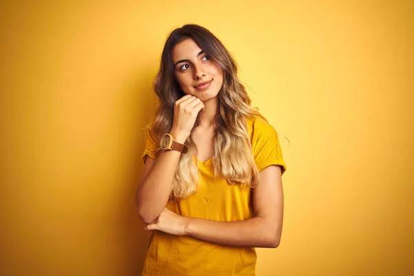 Jonge Mooie Vrouw Dragen Shirt Gele Geïsoleerde Achtergrond Met Hand — Stockfoto