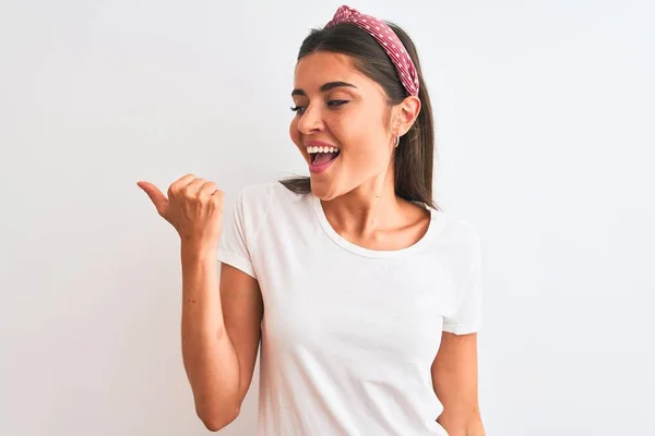 Jovem Mulher Bonita Vestindo Shirt Casual Diadema Sobre Fundo Branco — Fotografia de Stock