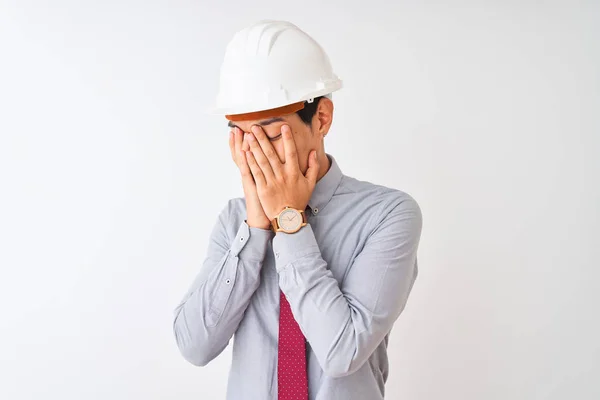 넥타이와 헬멧을 고립된 서있는 건축가 남자는 울고있는 손으로 얼굴을 표정을 — 스톡 사진