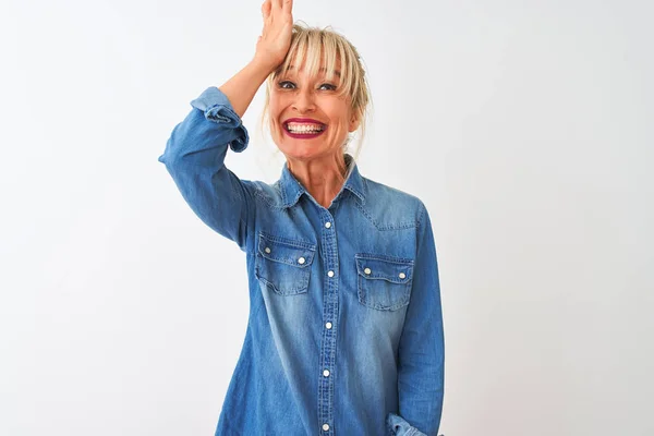 Middelbare Leeftijd Vrouw Het Dragen Van Casual Denim Shirt Staande — Stockfoto