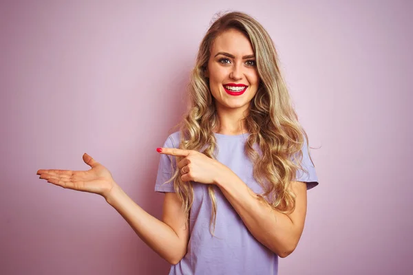 Jovem Mulher Bonita Vestindo Camiseta Roxa Sobre Rosa Isolado Fundo — Fotografia de Stock