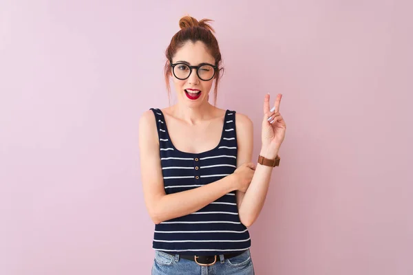 Redhead Kvinna Med Pigtail Klädd Randig Shirt Stående Över Isolerad — Stockfoto