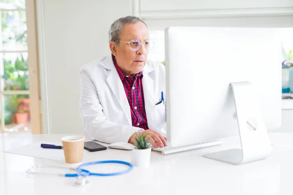 Człowiek Starszy Lekarz Klinice Skoncentrowane Praca Komputerem Szuka Lekarstwa — Zdjęcie stockowe