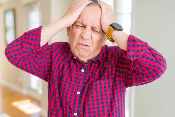 Blisko Przystojnego Starszego Mężczyzny Domu Cierpiącego Ból Głowy Zdesperowany Zestresowany — Zdjęcie stockowe