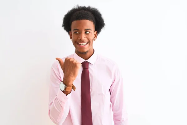 年轻的非洲裔美国商人打着领带站在孤立的白色背景上 面带微笑 面带笑容 竖起大拇指指着一边 — 图库照片