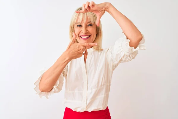 Geschäftsfrau Mittleren Alters Elegantem Hemd Vor Isoliertem Weißem Hintergrund Lächelnd — Stockfoto
