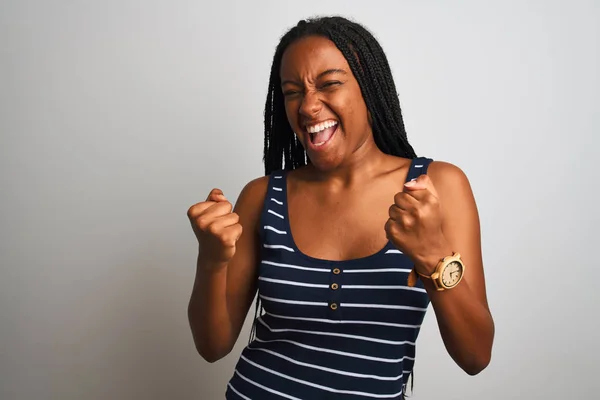 Joven Mujer Afroamericana Vistiendo Camiseta Rayas Pie Sobre Fondo Blanco —  Fotos de Stock