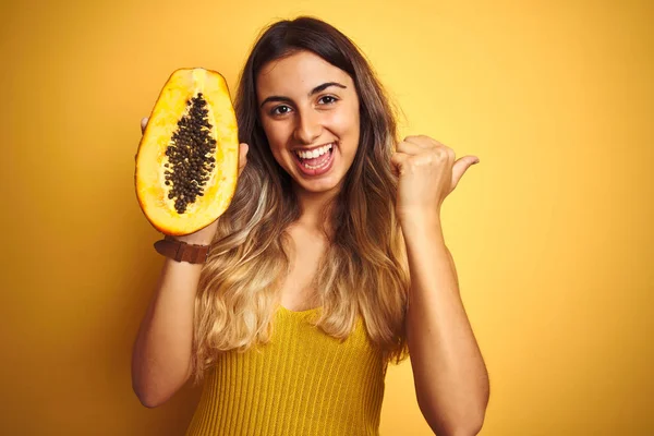 Giovane Bella Donna Che Tiene Papaya Sfondo Giallo Isolato Che — Foto Stock