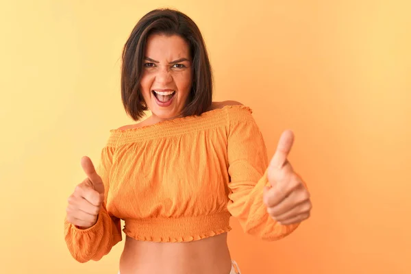 Jonge Mooie Vrouw Draagt Casual Shirt Staan Geïsoleerde Oranje Achtergrond — Stockfoto