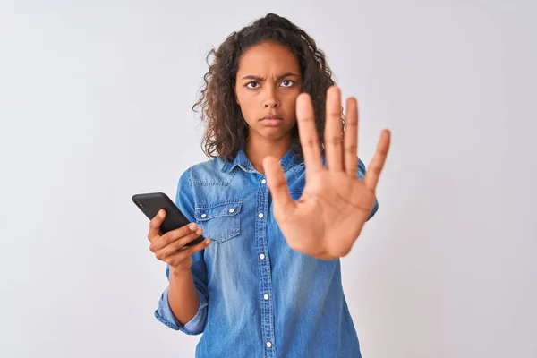 Jovem Brasileira Usando Smartphone Sobre Fundo Branco Isolado Com Mão — Fotografia de Stock