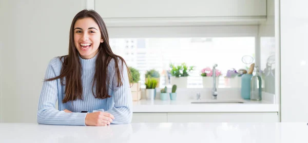 Imagen Gran Angular Una Hermosa Joven Sentada Una Mesa Blanca — Foto de Stock