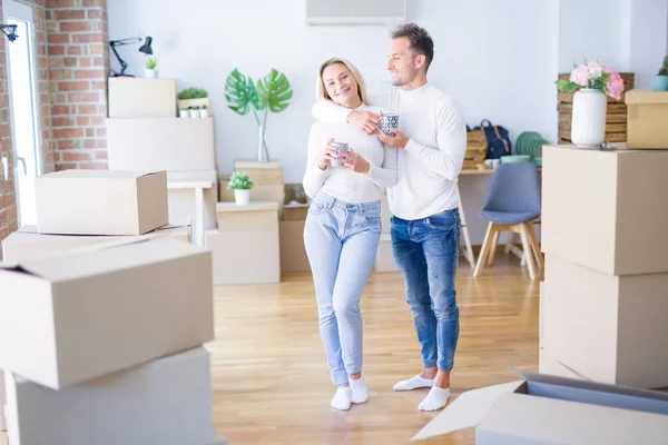 Junges Schönes Paar Steht Neuen Zuhause Pappkartons Herum Und Trinkt — Stockfoto