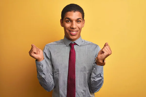 Jovem Empresário Árabe Bonito Vestindo Camisa Gravata Sobre Fundo Amarelo — Fotografia de Stock