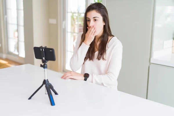 Όμορφη Νεαρή Γυναίκα Εγγραφή Βίντεο Selfie Smartphone Webcam Κάλυμμα Στόμα — Φωτογραφία Αρχείου