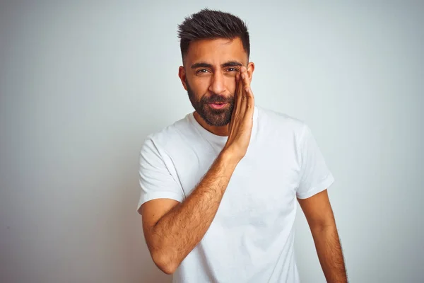 Jonge Indiase Man Dragen Shirt Staande Geïsoleerde Witte Achtergrond Hand — Stockfoto