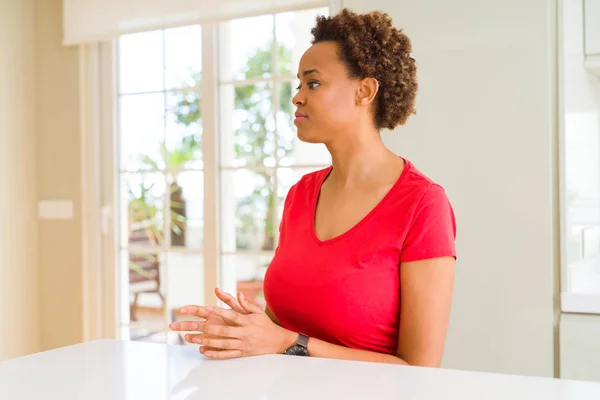 Junge Schöne Afrikanisch Amerikanische Frau Hause Schaut Zur Seite Entspannen — Stockfoto