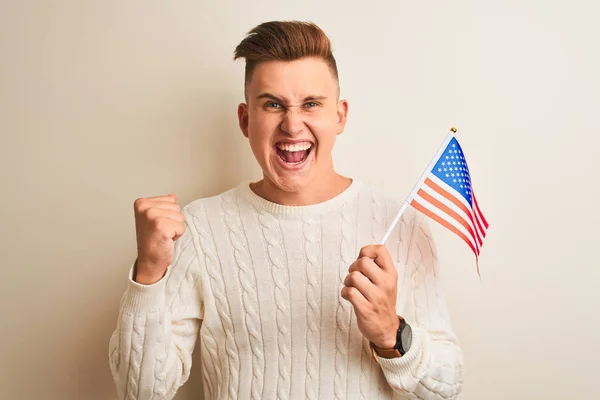 Ung Stilig Man Holding Usa Flagga Över Isolerad Vit Bakgrund — Stockfoto
