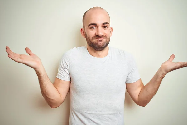 Junger Glatzköpfiger Mann Mit Bart Lässig Weißes Shirt Über Isoliertem — Stockfoto