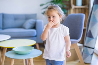 Çilek yiyen güzel yürümeye başlayan çocuk kız