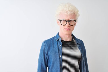 Genç albino sarışın adam denim gömlek ve gözlük izole beyaz arka plan şüpheci ve sinir üzerinde giyen, sorun nedeniyle üzgün kaşlarını çatma. Negatif kişi.