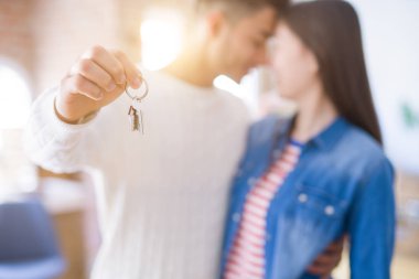 Genç Asya çift tutan Keys bu yeni ev, gülümseyen mutlu ve heyecanlı Moving için bir yeni daire