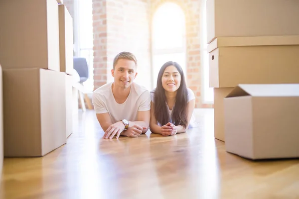 Jong Mooi Paar Liggend Nieuw Huis Rond Kartonnen Dozen — Stockfoto