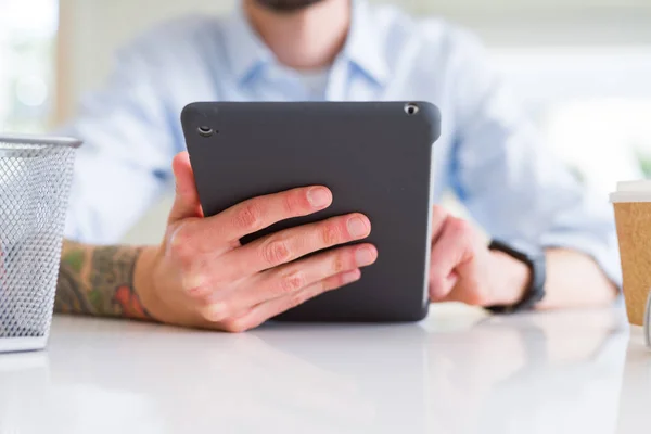 Primer plano del hombre de negocios que trabaja con tableta touchpad —  Fotos de Stock