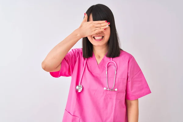 Ung Vacker Kinesisk Sjuksköterska Kvinna Som Bär Stetoskop Över Isolerad — Stockfoto