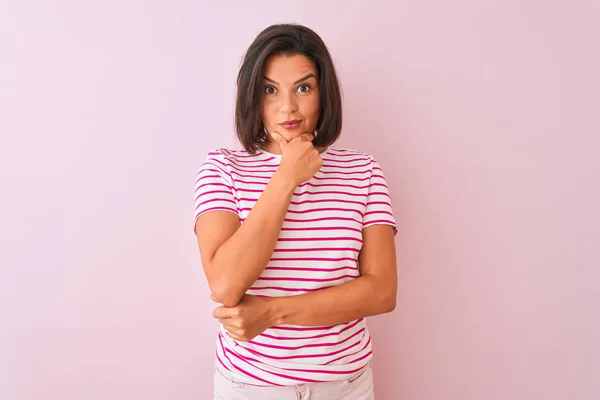 Joven Hermosa Mujer Con Camiseta Rayas Pie Sobre Fondo Rosa —  Fotos de Stock